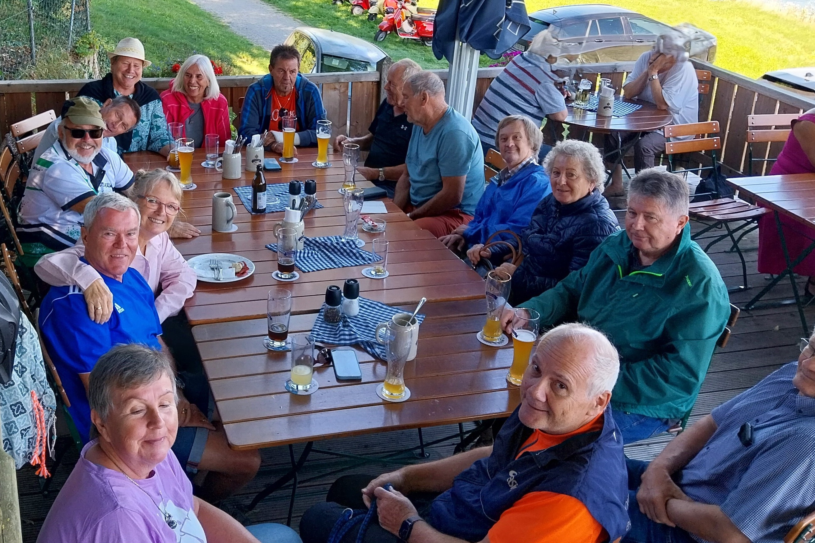 Gruppenfoto: Entspannung u.a. bei einem isotonischen Getr&auml;nk &ndash; VdK-Radlergruppe aus Pleinting, Alkofen und Vilshofen