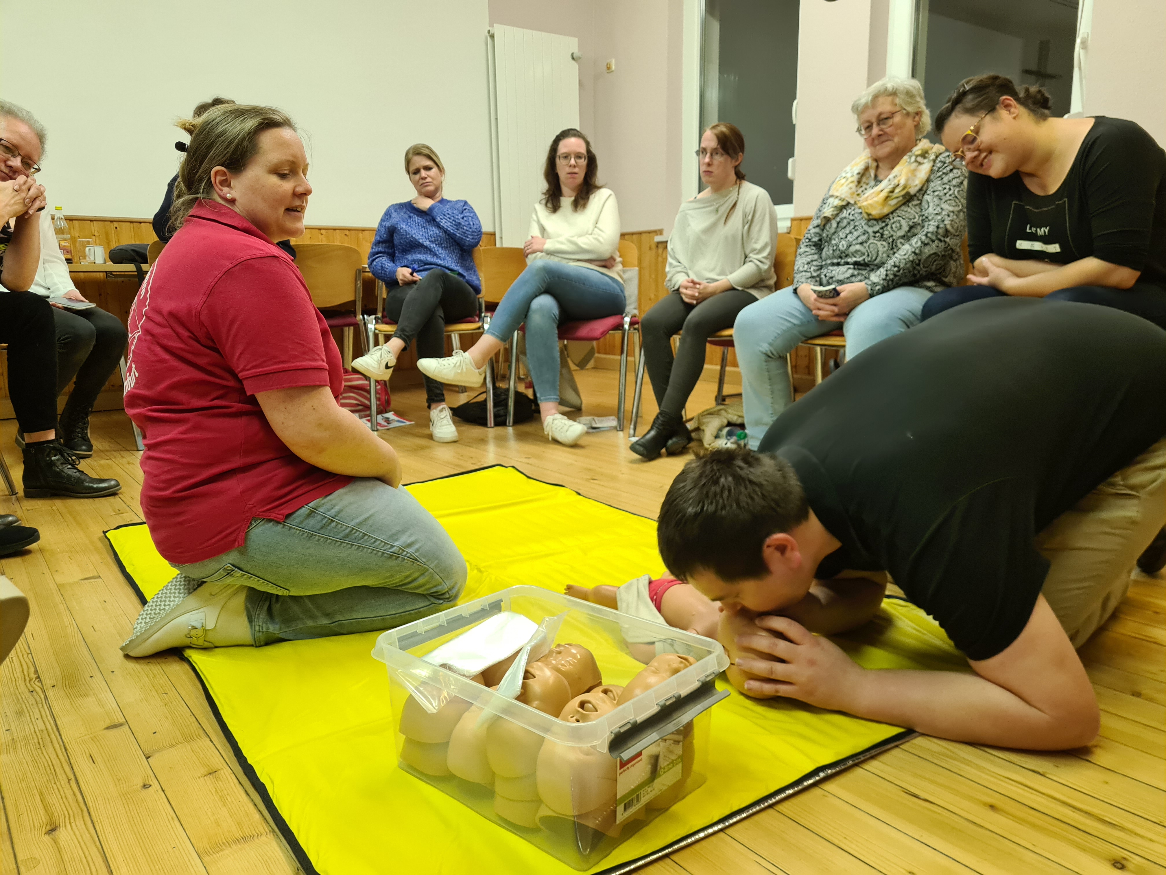 Ob Vergiftungen, Verschlucken eines Gegenstandes, Wiederbeleben eines Kindes, Druckverb&auml;nde, Verbr&uuml;hungen und Verbrennungen, Hitzschlag und die Notfalltasche ein sehr informativreicher Abend f&uuml;r Eltern und Gro&szlig;eltern.