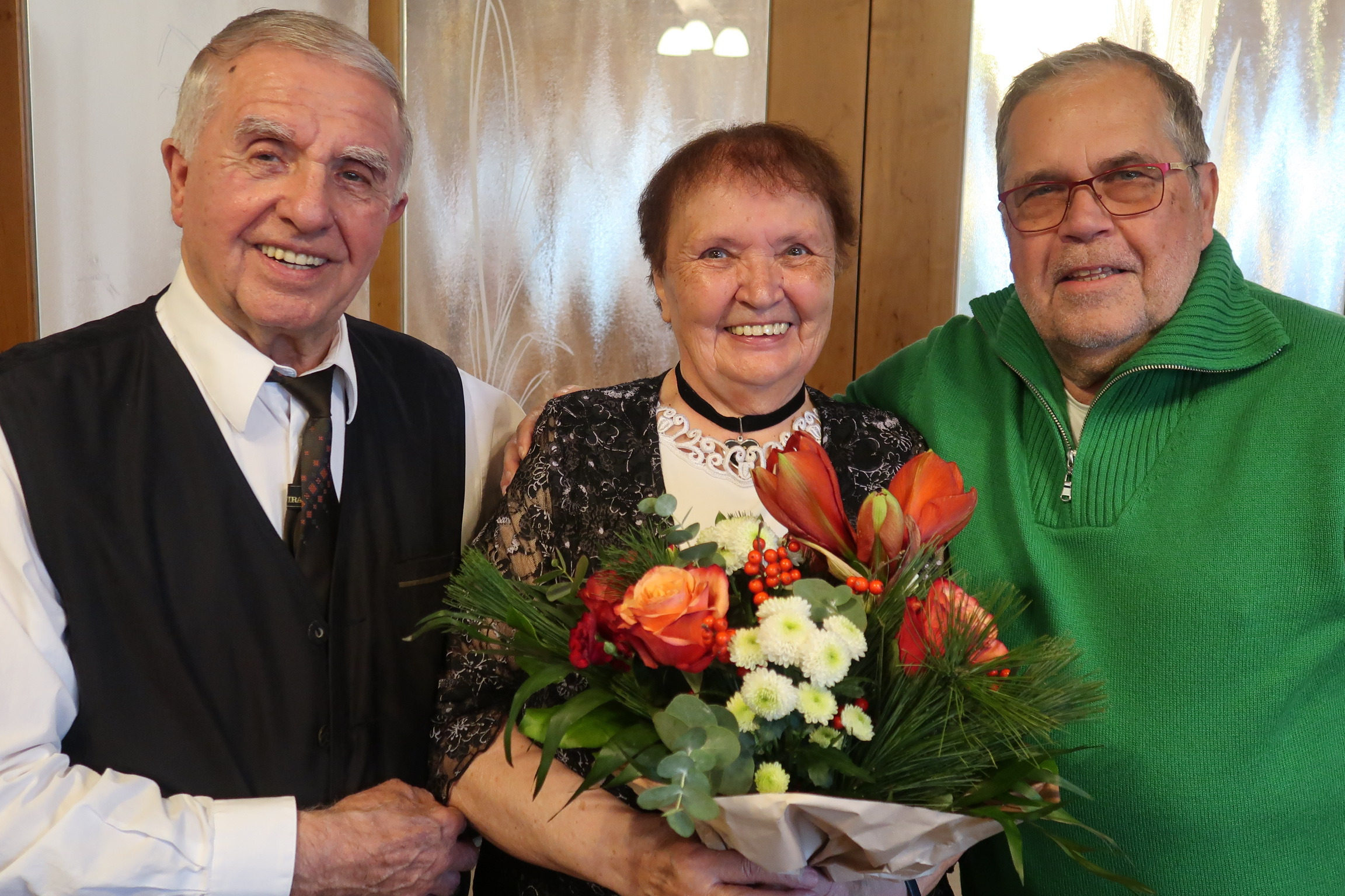 Ehemann Stefan (links) und der VdK-Kreisvorsitzende, Walter W&uuml;st (rechts) gratulierten Erika Moor (Mitte) zum 80.Geburtstag