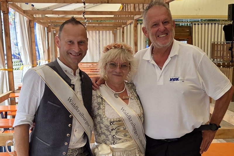 Berny und Belinda Brandwirt mit J&uuml;rgen Zabelt vom VdK Waldkraiburg