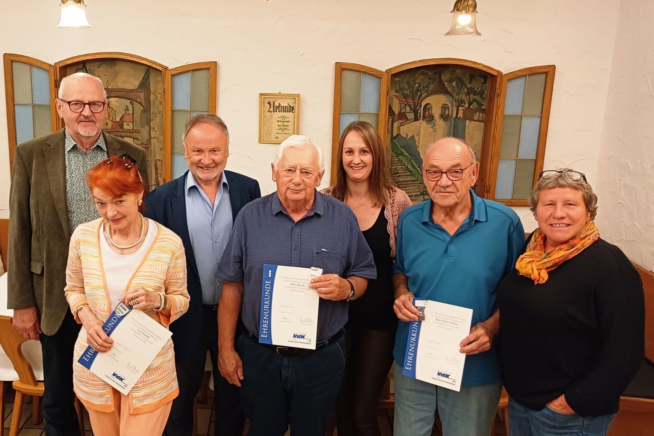 Von links: Johann Stetter, stellv. Kreisvorsitzender, Ilse Haseder, Wilhelm Wagenpfeil, Kreisvorsitzender, Johann Halser, Andrea Knott, Kreisgeschäftsführerin, Karl-Heinz Stefani, Silvia Ragaller, stellv. Kreisvorsitzende Von links: Johann Stetter, stellv. Kreisvorsitzender, Ilse Haseder, Wilhelm Wagenpfeil, Kreisvorsitzender, Johann Halser, Andrea Knott, Kreisgeschäftsführerin, Karl-Heinz Stefani, Silvia Ragaller, stellv. Kreisvorsitzende